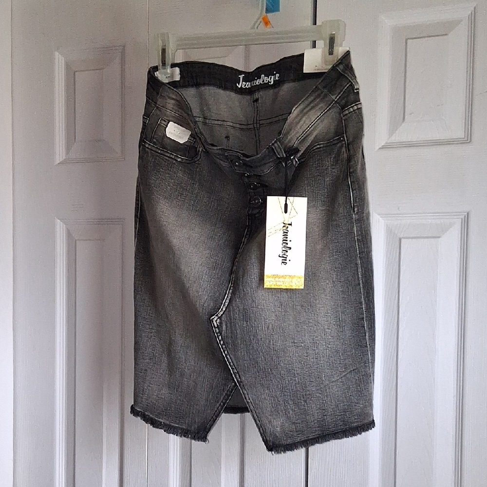 Jeaneology denim Charcoal Skirt.